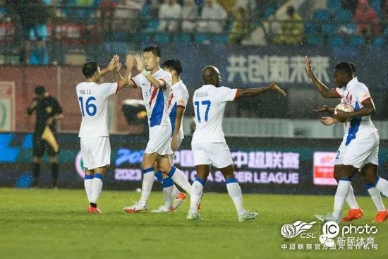 全场比赛结束，阿森纳2-1狼队。